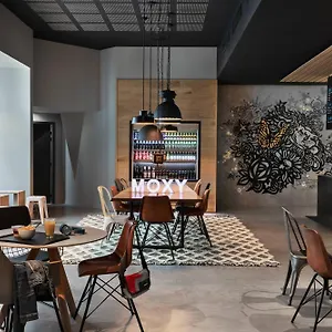 Moxy Lyon Airport Hotell